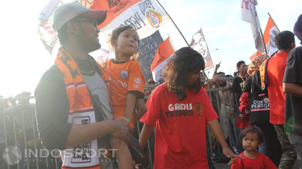 Beberapa Jakmania turut hadir bersama keluarga.